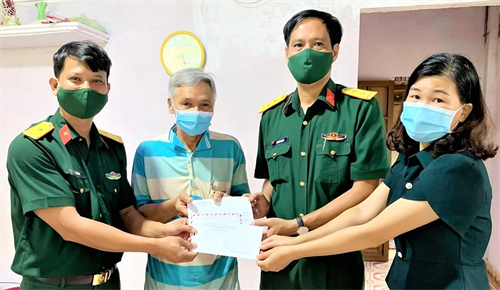 Binh đoàn 16 thăm, tặng quà gia đình chính sách