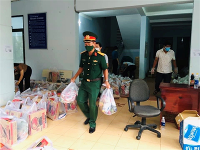 Ban CHQS thành phố Bà Rịa trao tặng “Món quà yêu thương” tại khu vực cách ly