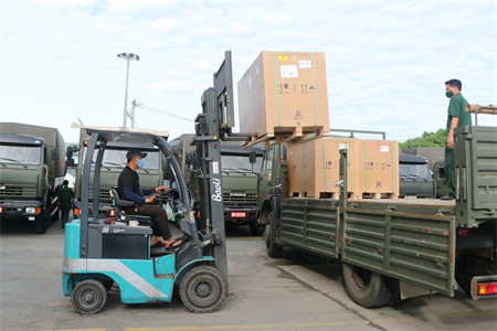 Quân khu 7 tiếp nhận vật tư y tế, bảo quản Vacine phòng chống dịch