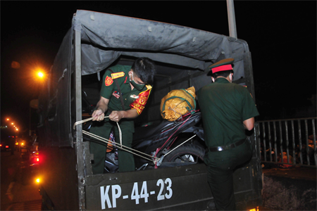 Chuyến xe “nghĩa tình” của LLVT Thành phố Hồ Chí Minh