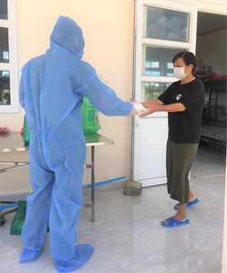 Ấm áp tình người trong khu cách ly
