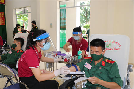 Hiến máu tình nguyện với chủ đề “Chung tay đẩy lùi dịch bệnh Covid-19”.