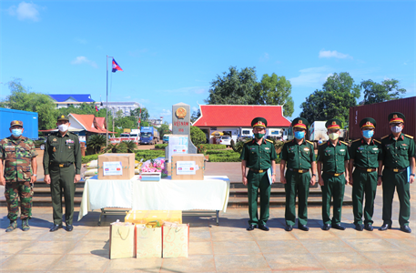 Quân khu 7 tiếp nhận kinh phí hỗ trợ phòng, chống dịch do Quân khu 2, Quân đội Hoàng gia Capmuchia hỗ trợ