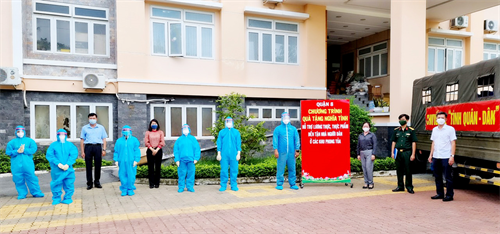 Chuyến xe "nghĩa tình quân dân" của LLVT Quận 8