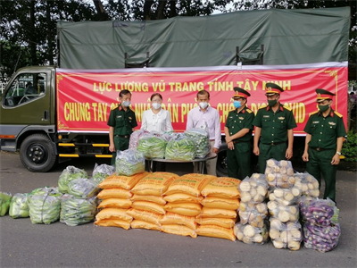 Bộ CHQS tỉnh Tây Ninh tặng lương thực, thực phẩm cho người dân