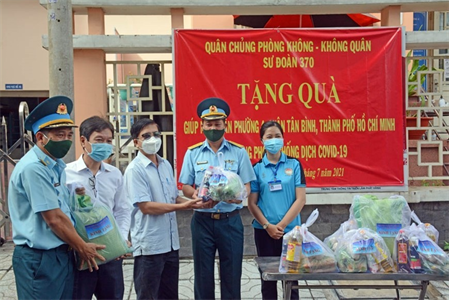 Sư đoàn Không quân 370 tặng lương thực, thực phẩm hỗ trợ Nhân dân vùng dịch