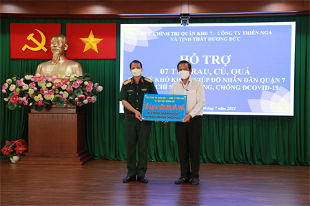 Cục Chính trị Quân khu 7 phối hợp tặng quà hỗ trợ Nhân dân Quận 7 chống dịch