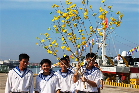 Giao thừa sớm trên những “pháo đài thép”