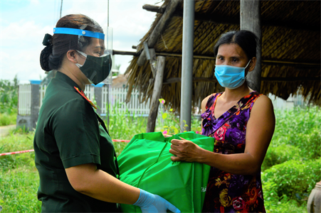 Đoàn Thanh niên và Hội Phụ nữ Bộ Tư lệnh TP.HCM tặng quà hỗ trợ người dân huyện Cần Giờ chống dịch