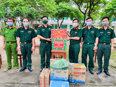 Bộ CHQS tỉnh Bà Rịa - Vũng Tàu thăm, tặng quà các cơ sở cách ly phòng dịch Covid-19