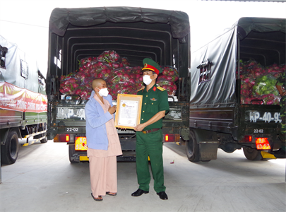 Bộ CHQS tỉnh Bình Dương tiếp nhận hơn 15 tấn thanh long