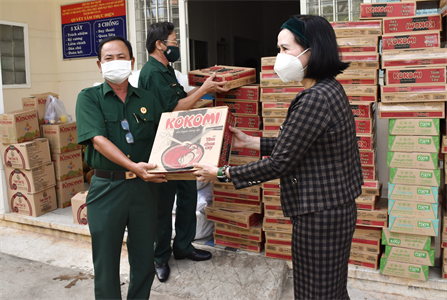 Tặng 200 phần quà cho người dân gặp khó khăn