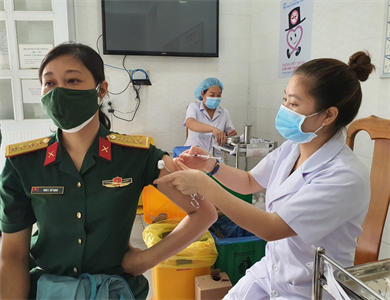 Đẩy nhanh tốc độ tiêm vaccine cho cán bộ, chiến sĩ