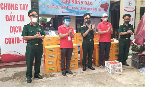 Bộ CHQS tỉnh Bình Dương tặng 1 tấn lương khô cho sinh viên