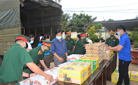 Sư đoàn 302 hỗ trợ Nhân dân thị trấn Long Giao vượt qua đại dịch