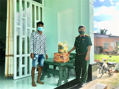 Ban CHQS thị xã Hòa Thành, tỉnh Tây Ninh tặng quà người dân khó khăn
