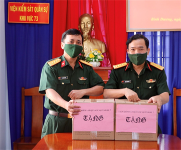 Viện trưởng Viện kiểm sát Quân sự Quân khu thăm, tặng quà, động viên cán bộ, chiến sĩ