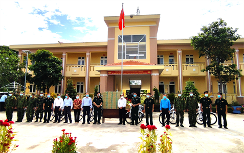 Ủy ban MTTQ Việt Nam tỉnh Long An tặng quà lực lượng phòng, chống dịch trên tuyến biên giới