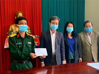 Bí thư Thành ủy Đà Lạt thăm, tặng quà các đơn vị làm nhiệm vụ cách ly y tế tập trung