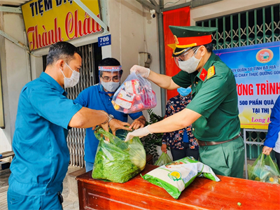 Bộ CHQS tỉnh Bà Rịa-Vũng Tàu trao 300 suất quà cho người dân khó khăn
