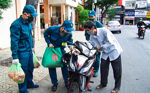 Quân khu 7 trao tặng 500 phần quà hỗ trợ người dân quận Tân Bình