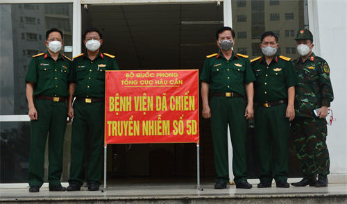 Thăm, tặng quà Bệnh viện dã chiến truyền nhiễm số 5D