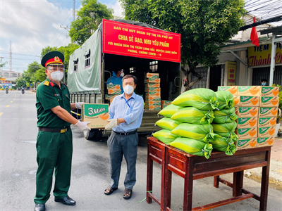 Ban CHQS thị xã Phú Mỹ trao tặng “Món quà yêu thương” cho người dân