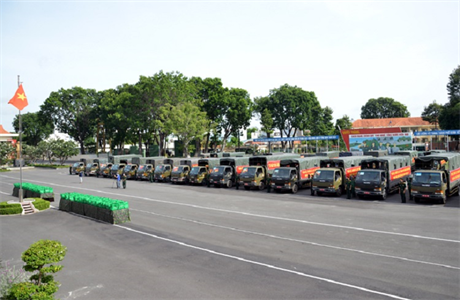 Bộ Tư lệnh TP.HCM xuất quân thực hiện Chương trình trao tặng 100.000 phần quà