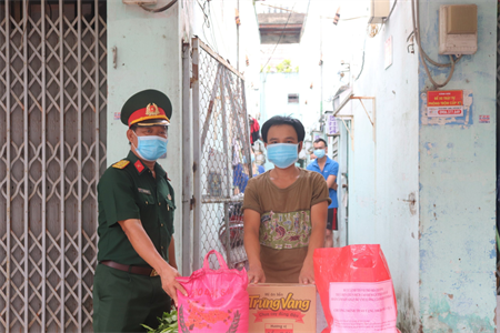 LLVT quận Tân Phú hưởng ứng chiến dịch trao tặng 100.000 phần quà giúp Nhân dân