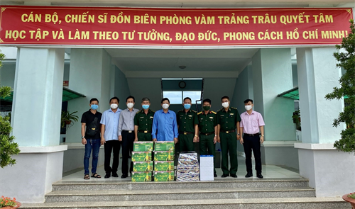 Bí thư Huyện ủy Châu Thành thăm, tặng quà các đồn Biên phòng và các chốt chặn phòng chống dịch Covid-19