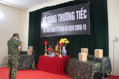 LLVT quận Tân Phú: tưởng niệm, bàn giao tro cốt cho gia đình có thân nhân tử vong vì Covid-19