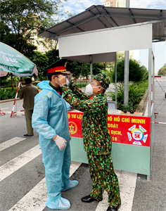 Vợ chồng cùng chung trận tuyến chống dịch