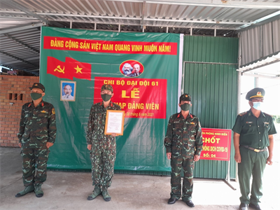 Đại đội bộ binh 61 huyện Bến Cầu kết nạp Đảng nơi tuyến đầu chống dịch covid-19