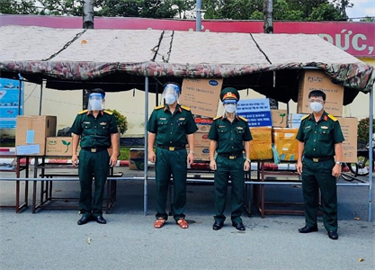 Ban CHQS thị xã Phú Mỹ hỗ trợ nhu yếu phẩm cho Trường Quân sự Quân khu 7