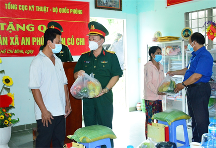 Nghĩa tình bộ đội kỹ thuật trong vùng dịch