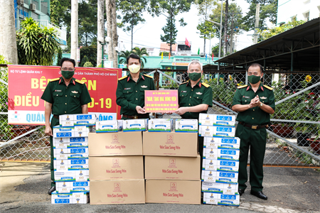 Bộ Tư lệnh Quân khu 7 thăm hỏi động viên cán bộ, y bác sĩ trên tuyến đầu chống dịch