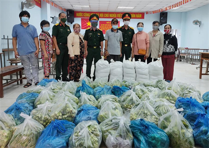 Lữ đoàn 77 trao hơn 1 tấn rau xanh cho thành phố Thủ Đức