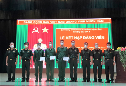 Kết nạp đảng viên nơi tuyến đầu chống dịch