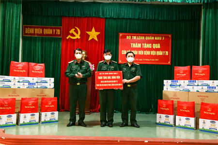 Bộ Tư lệnh Quân khu 7 thăm hỏi, động viên các lực lượng trên tuyến đầu chống dịch