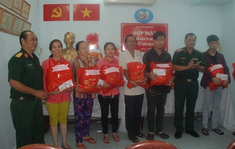 Thiếu tướng Trần Hữu Tài, Phó Chủ nhiệm Chính trị Quân khu 7 tặng quà tết cho gia đình quân nhân tại ngũ