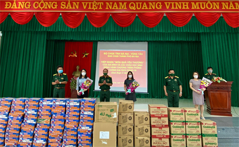 Ban CHQS thành phố Bà Rịa tiếp nhận “Món quà yêu thương” từ các em nhỏ
