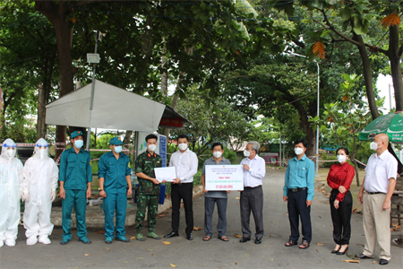 Tỉnh Đồng Nai thăm, tặng quà các bệnh viện dã chiến và lực lượng tuyến đầu chống dịch