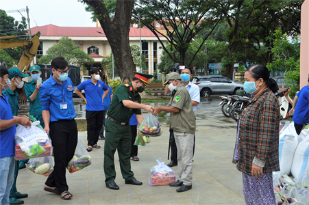Sư đoàn 302 hỗ trợ người dân vượt qua khó khăn