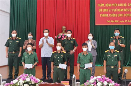 Lãnh đạo thành phố Thủ Dầu Một, Bình Dương thăm, động viên cán bộ, chiến sĩ Trung đoàn 271