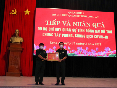 Tỉnh Long An tiếp nhận thực phẩm hỗ trợ của Bộ CHQS tỉnh Đồng Nai