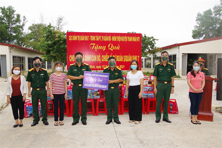 Trung tâm Phát thanh - Truyền hình Quân đội tặng quà các đơn vị