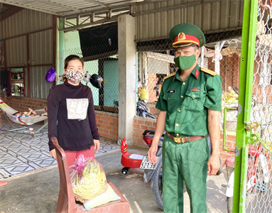 Ban CHQS huyện Dương Minh Châu, tỉnh Tây Ninh tặng nhu yếu phẩm cho các hộ phong tỏa, hộ khó khăn