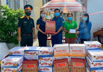 Công ty Thiên Nga chung sức cùng LLVT Quân khu 7 hỗ trợ người dân khó khăn