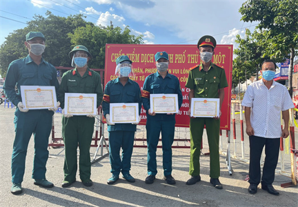 Chiến sĩ Trung đoàn 271 hỗ trợ bắt đối tượng tàng trữ trái phép chất ma túy