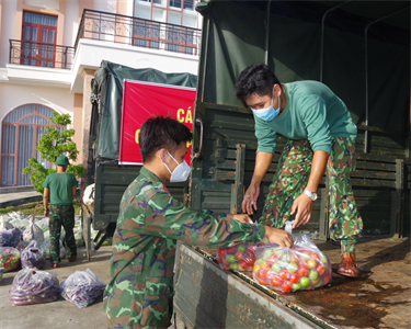 Bộ CHQS tỉnh Long An tiếp nhận trên 10 tấn rau, củ, quả từ tỉnh Lâm Đồng